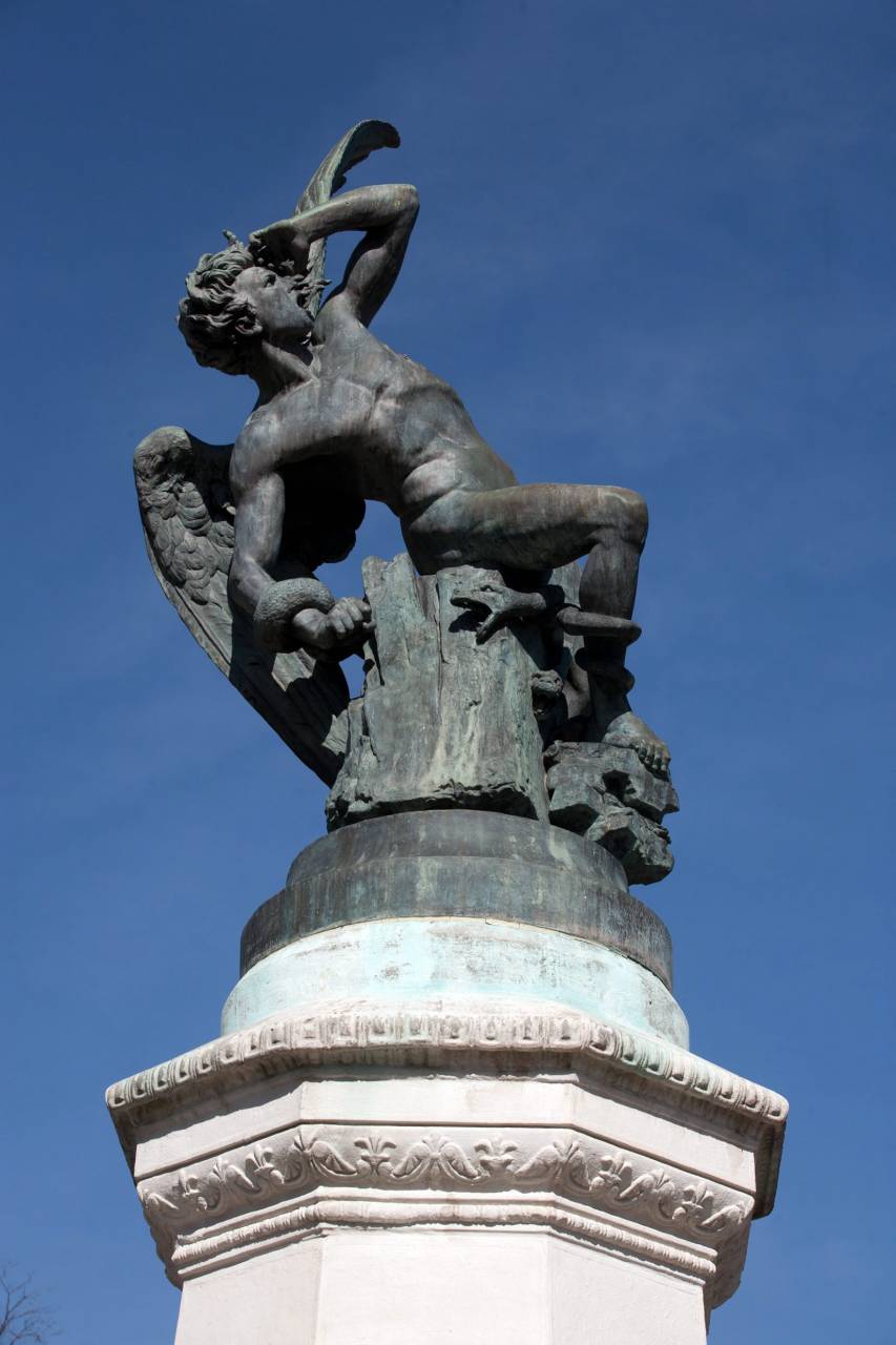 La contorsión del Ángel Caído al ser expulsado del cielo. Foto: Jose Alfonso La contorsión del Ángel Caído al ser expulsado del cielo. Foto: Jose Alfonso