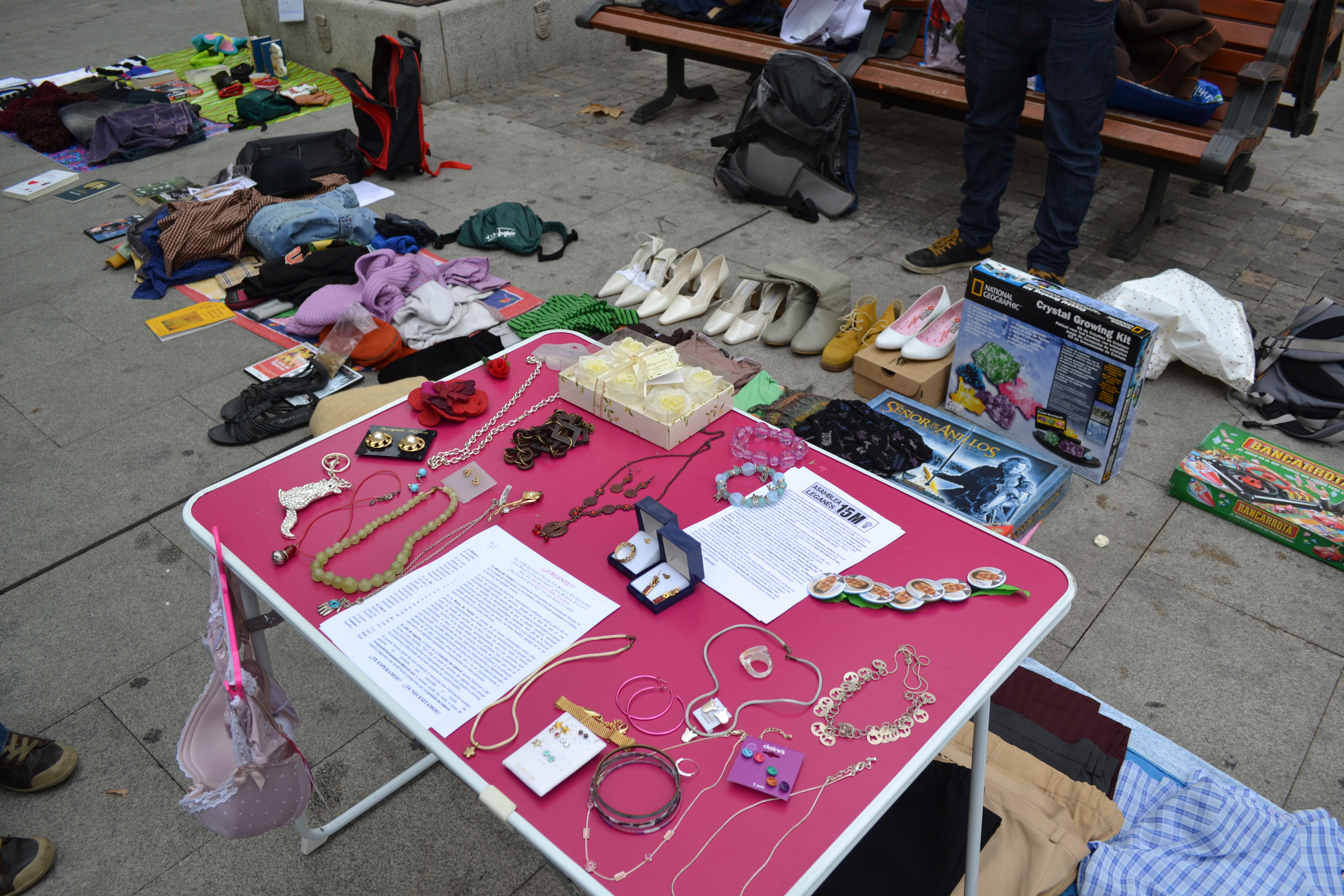 En este mercadillo, juegos de mesa, bisutería y zapatos comparten el mismo escenario En este mercadillo, juegos de mesa, bisutería y zapatos comparten el mismo escenario