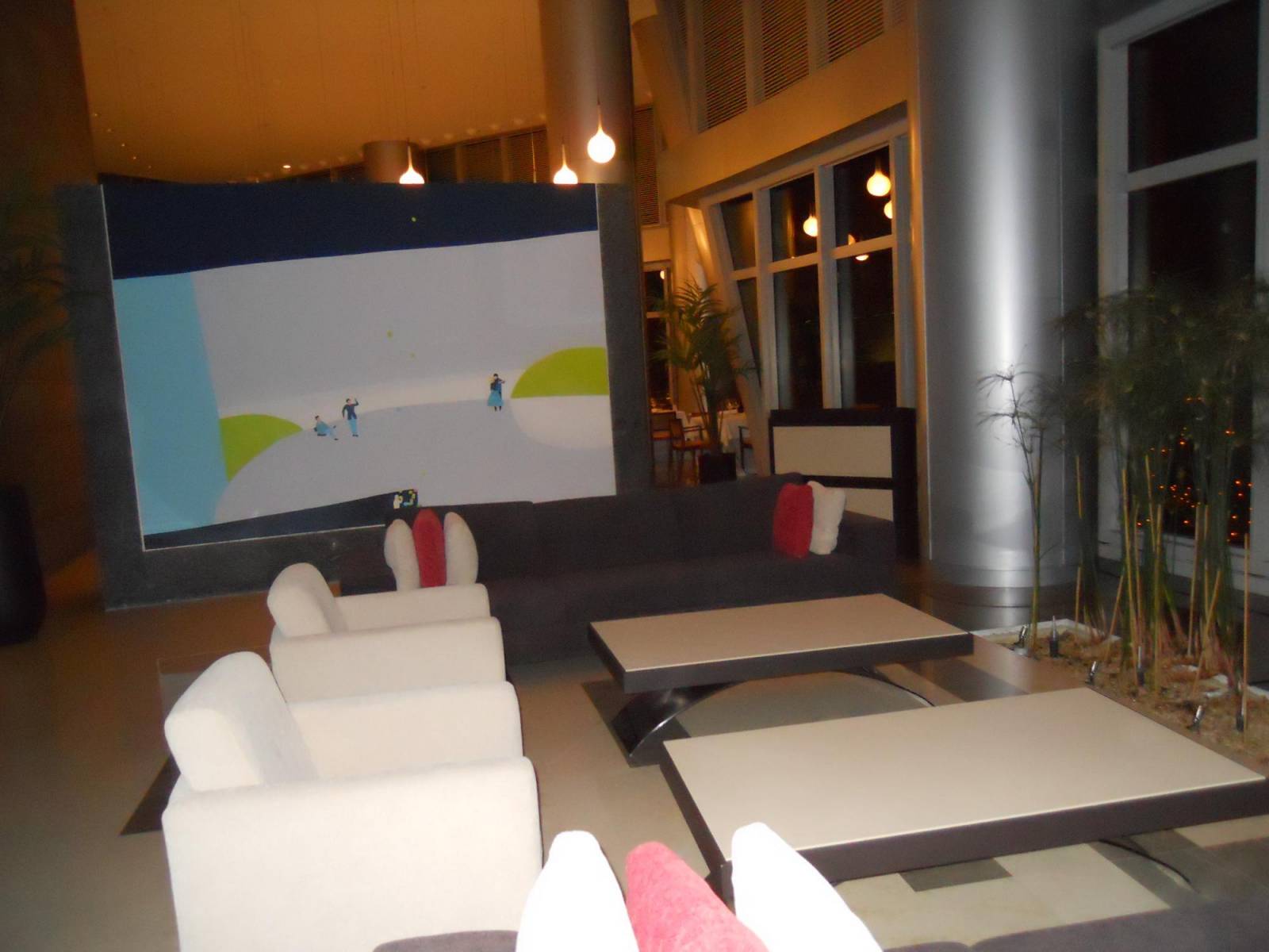 ES6 Interior del restaurante, con el mural que separa los dos ambientes. Foto: P.R.A.