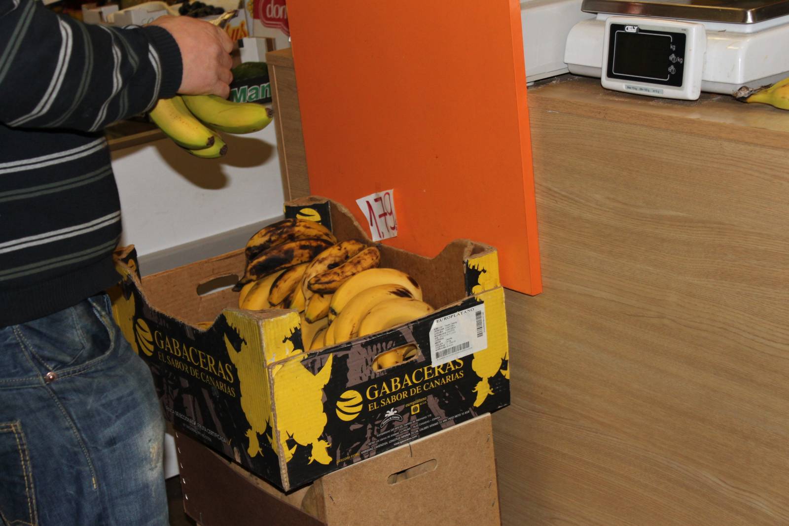 Yen, el marido de Lisa, lleva los pedidos a casa de los clientes Yen, el marido de Lisa, lleva los pedidos a casa de los clientes