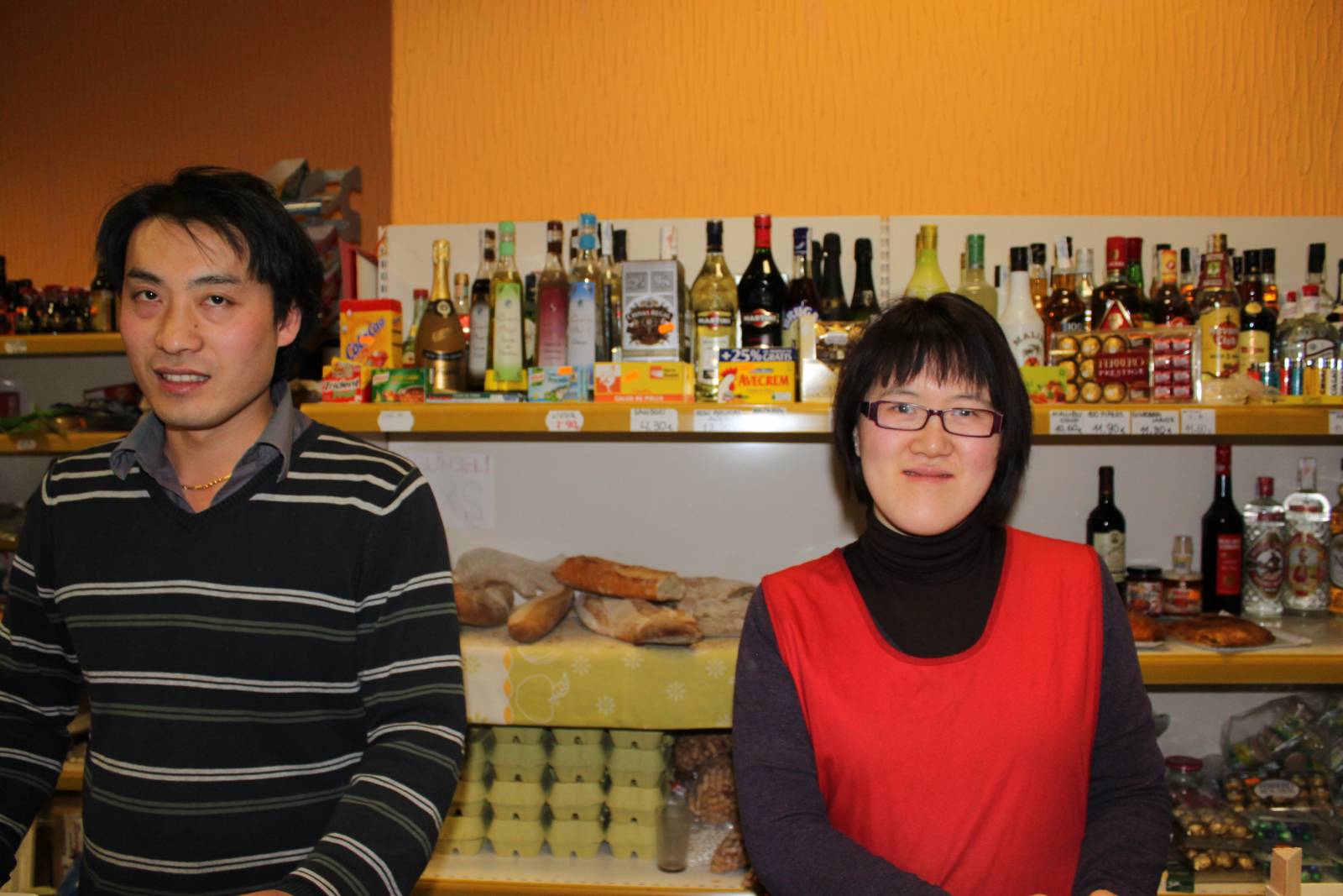 Lisa y Yen vendiendo fruta en La Huerta China Lisa y Yen vendiendo fruta en La Huerta China