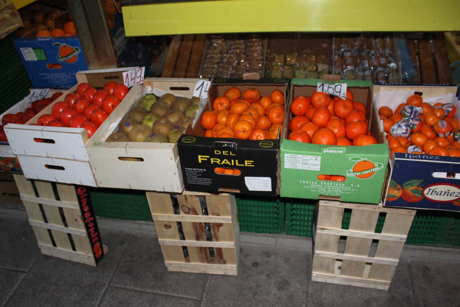 Las cajas de fruta en la acera del vecindario Las cajas de fruta en la acera del vecindario
