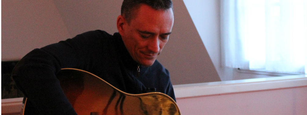 Javier Álvarez afinando Javier Álvarez afinando