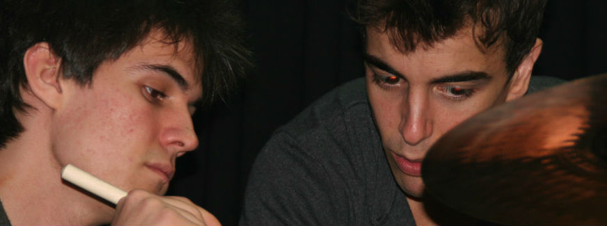 Mirrors cuaderno pix Gregorio y Joaquín (derecha) estudian el contenido de un cuaderno. Foto: web oficial Mirrors Frecquency