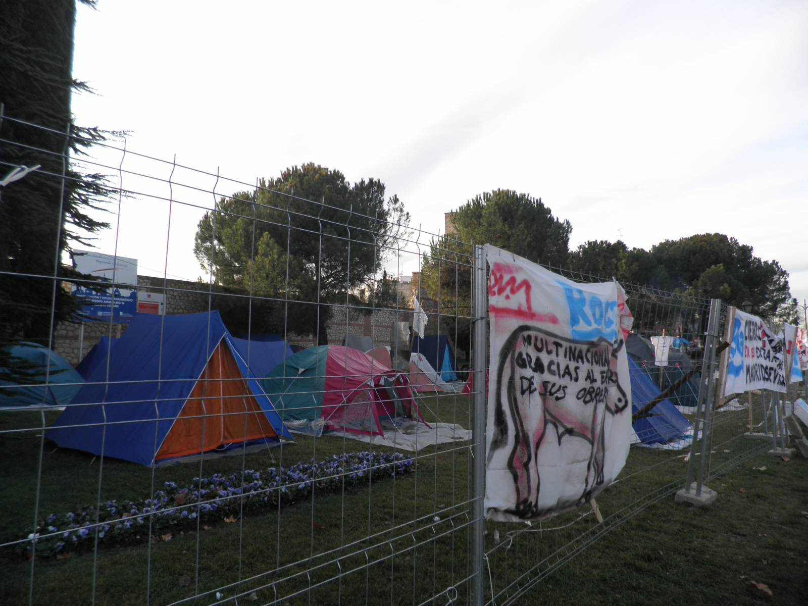 El campamento Tiendas de campaña donde duermen los trabajadores de Roca.