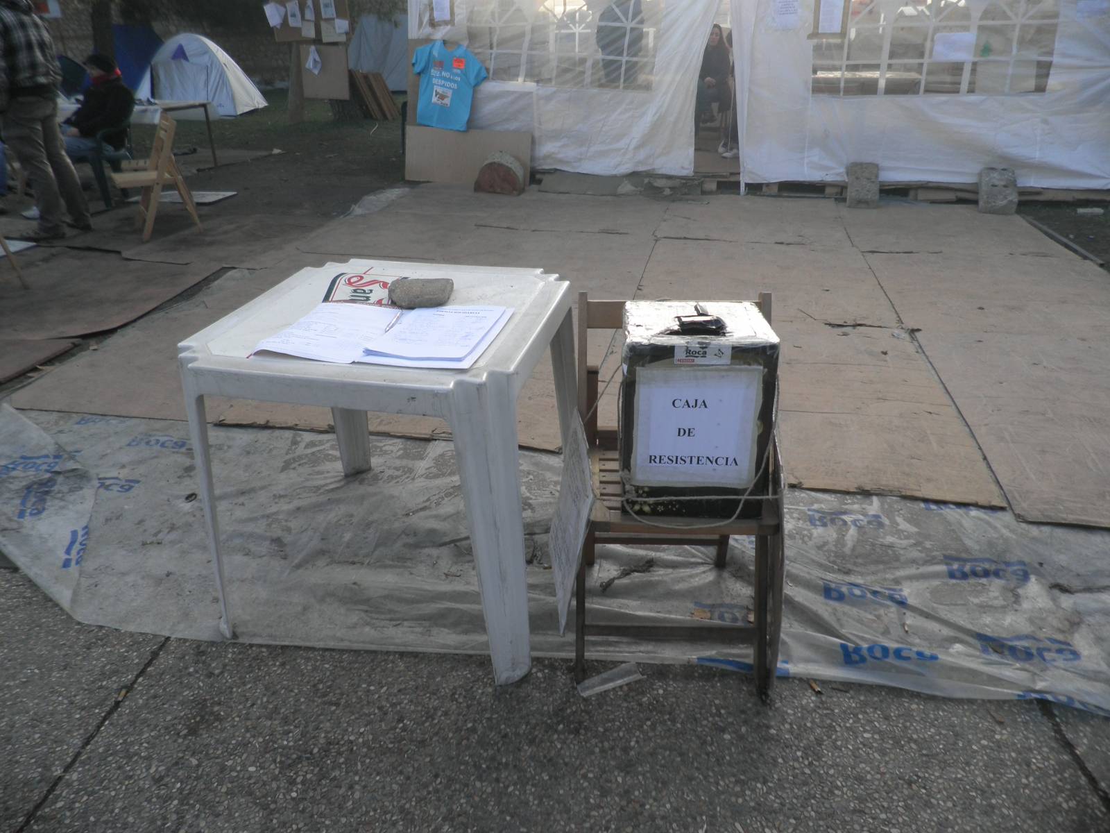 Caja de resistencia Caja de resistencia y mesa para la recogida de firmas contra el cierre de la factoría