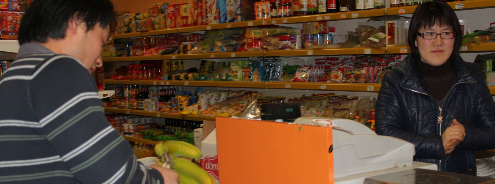 Lisa en frente de la caja registradora del primer ultramarinos chino en Coruña Lisa en frente de la caja registradora del primer ultramarinos chino en Coruña