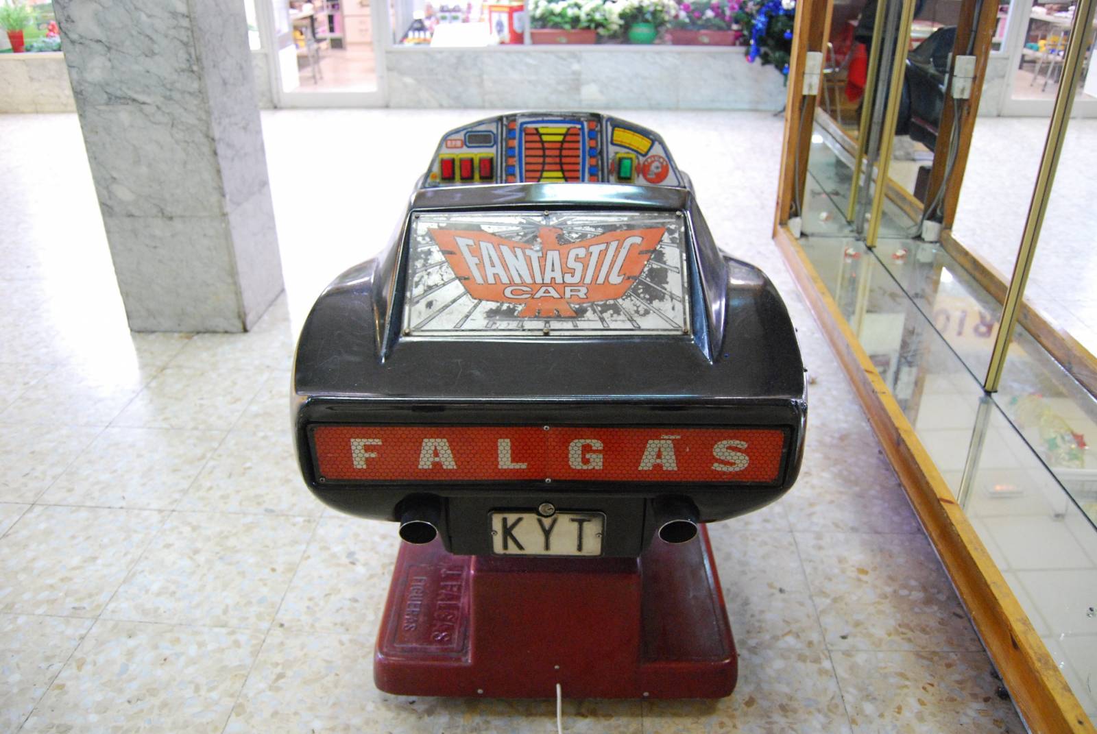 El Coche Fantástico de Canillas con su matrícula: KYT