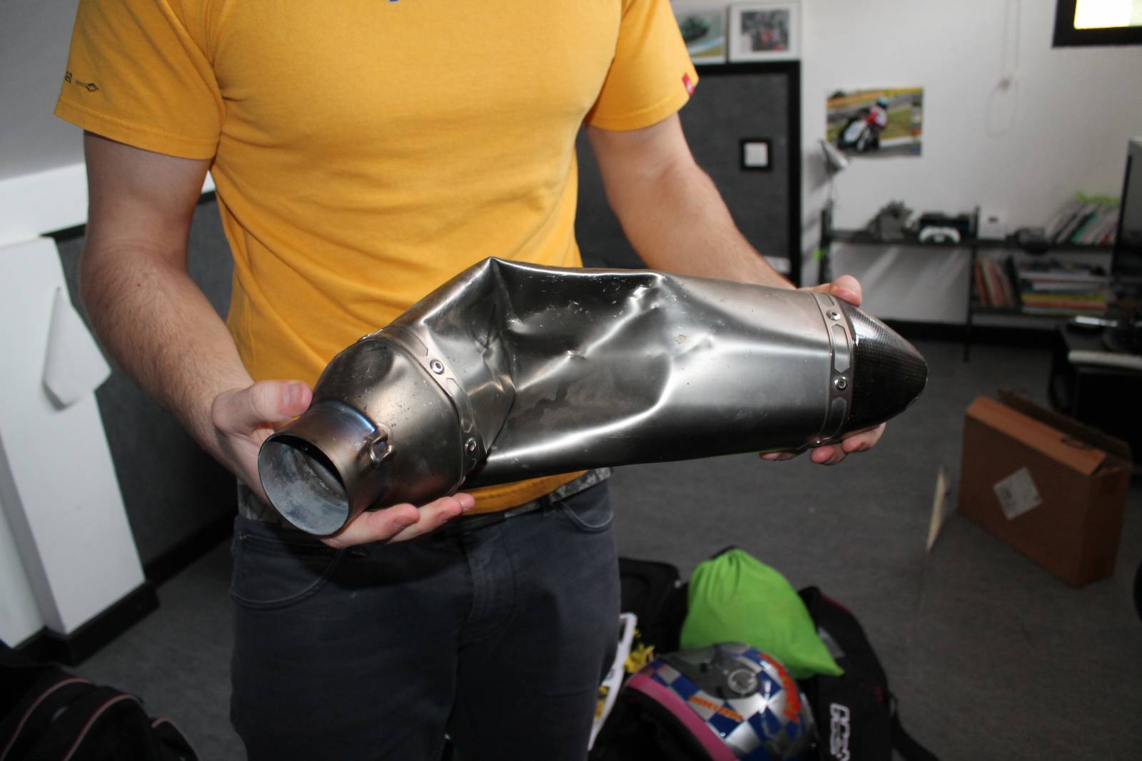 Lucas enseña su tubo de escape destrozado. Foto: Loreto Sánchez Seoane Lucas enseña su tubo de escape destrozado. Foto: Loreto Sánchez Seoane