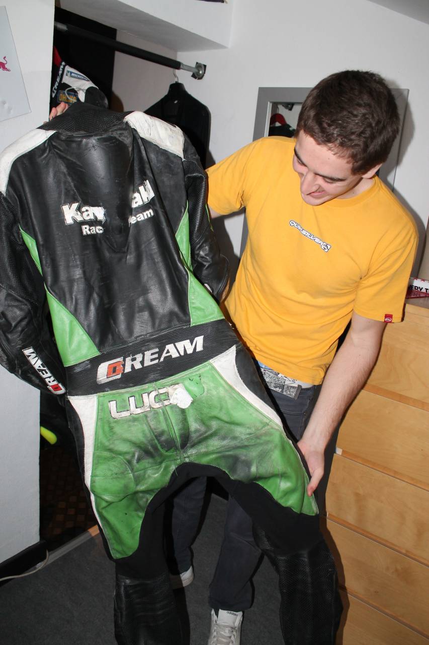 Lucas con uno de sus trajes. Foto: Loreto Sánchez Seoane Lucas con uno de sus trajes. Foto: Loreto Sánchez Seoane