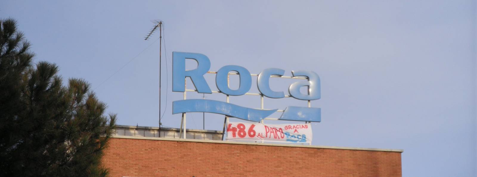 Roca Pancarta en lo alto de la fábrica de Roca. Foto: Belén García.
