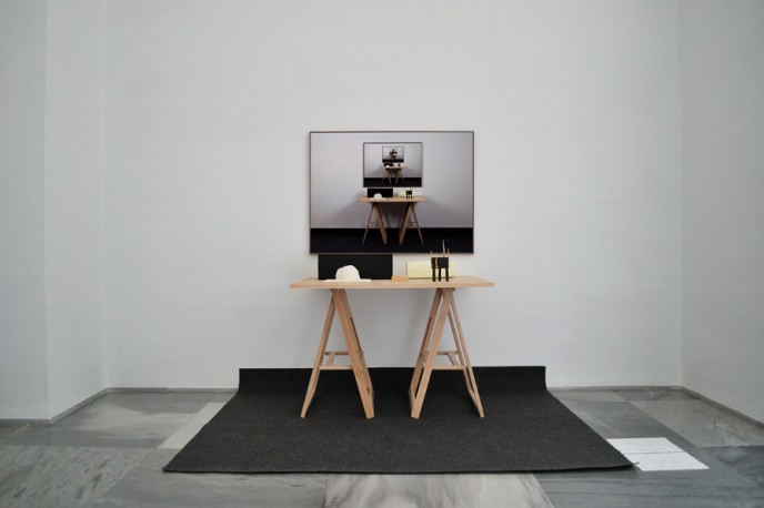 Miguel Ángel Gaüeca | Table. Instalación | Fotografía, mesa, alfombra y objetos hechos a mano Miguel Ángel Gaüeca | Table. Instalación | Fotografía, mesa, alfombra y objetos hechos a mano