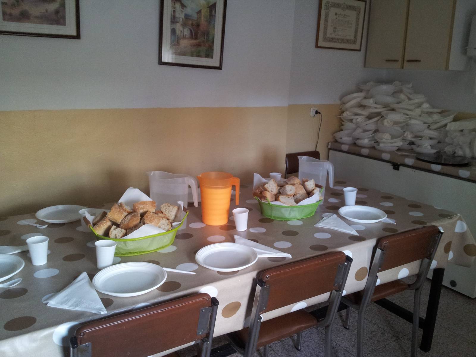 El pequeño comedor de siete plazas en el que diariamente comen más de cien personas El pequeño comedor de siete plazas en el que diariamente comen más de cien personas