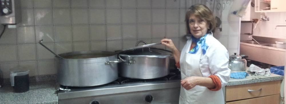 Isabel, una de las voluntarias del comedor, terminando el cocido con 21 kilos de pollo que será el plato del día. Fotos: U. M. Isabel, una de las voluntarias del comedor, terminando el cocido con 21 kilos de pollo que será el plato del día. Fotos: U. M.