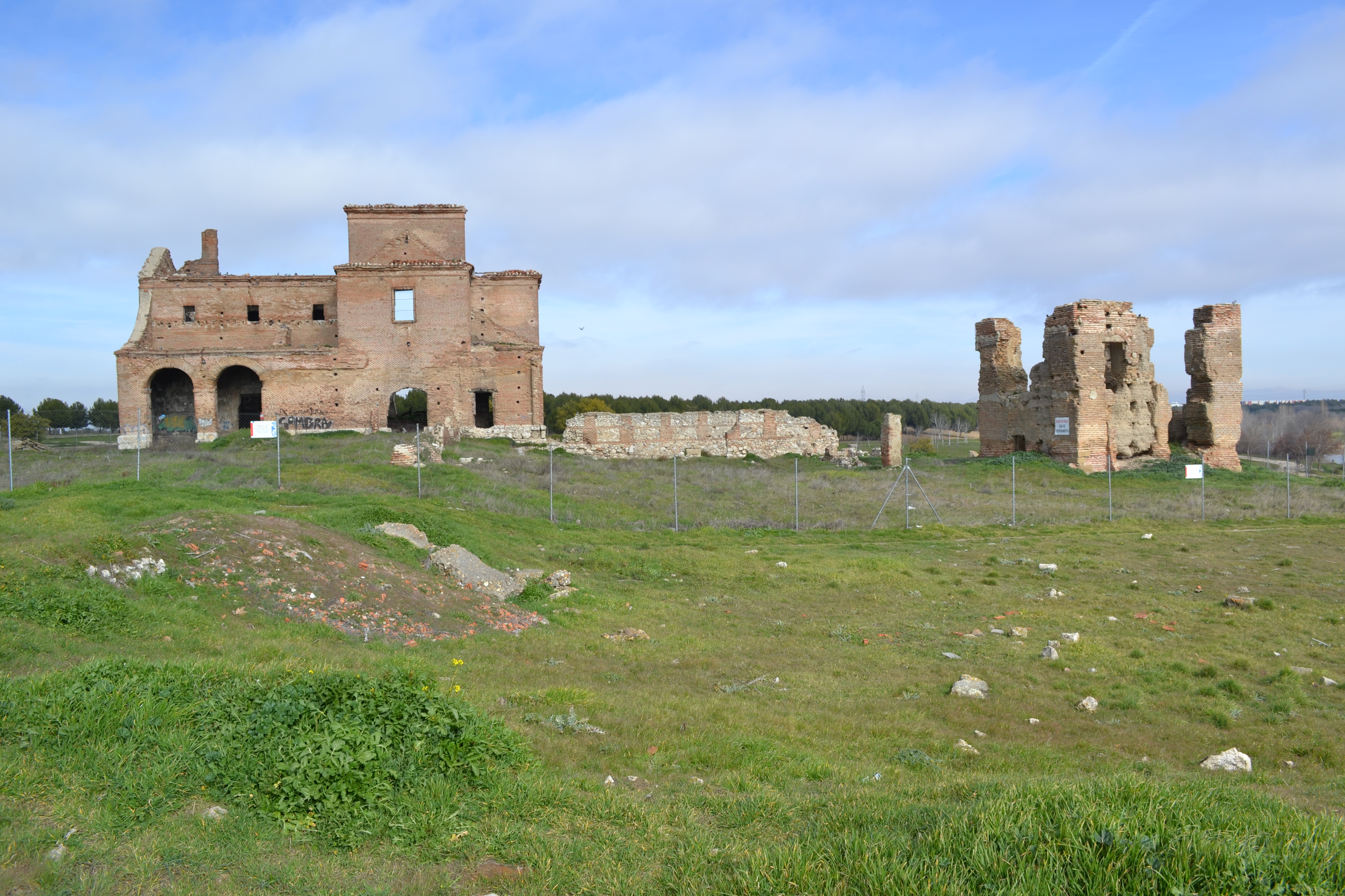 La iglesia de San Pedro y los restos de una casa solariega en Polvoranca