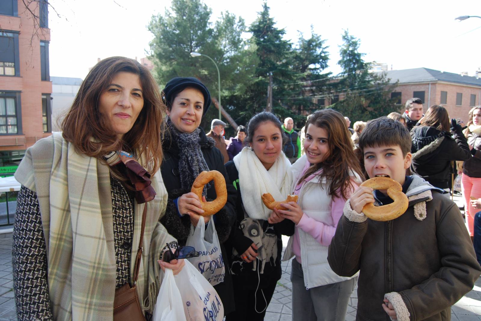 Carmen y una amiga, junto a sus hijos, con el pan de San Blas Carmen y una amiga, junto a sus hijos, con el pan de San Blas