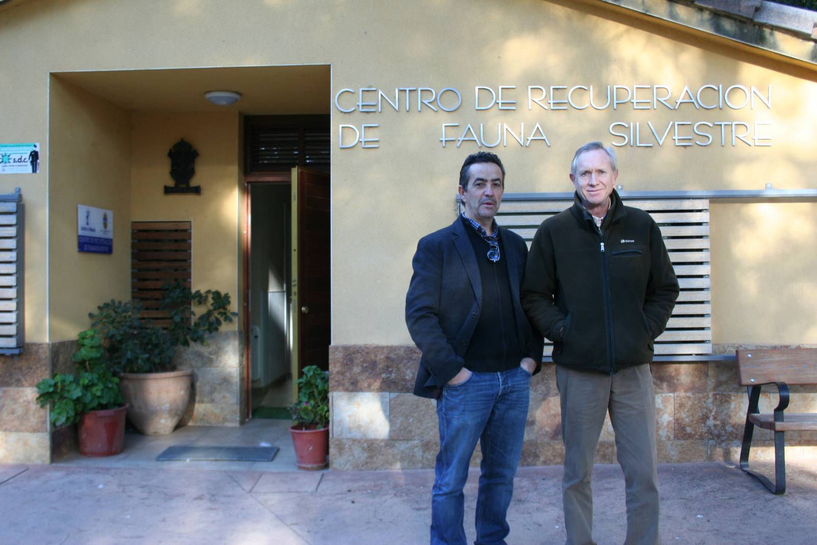 Manuel López Fernández (izq) y Fernando López Heredia (dcha) en el Centro de Recuperación de Fauna Salvaje  Manuel López Fernández (izq) y Fernando López Heredia (dcha) en el Centro de Recuperación de Fauna Salvaje