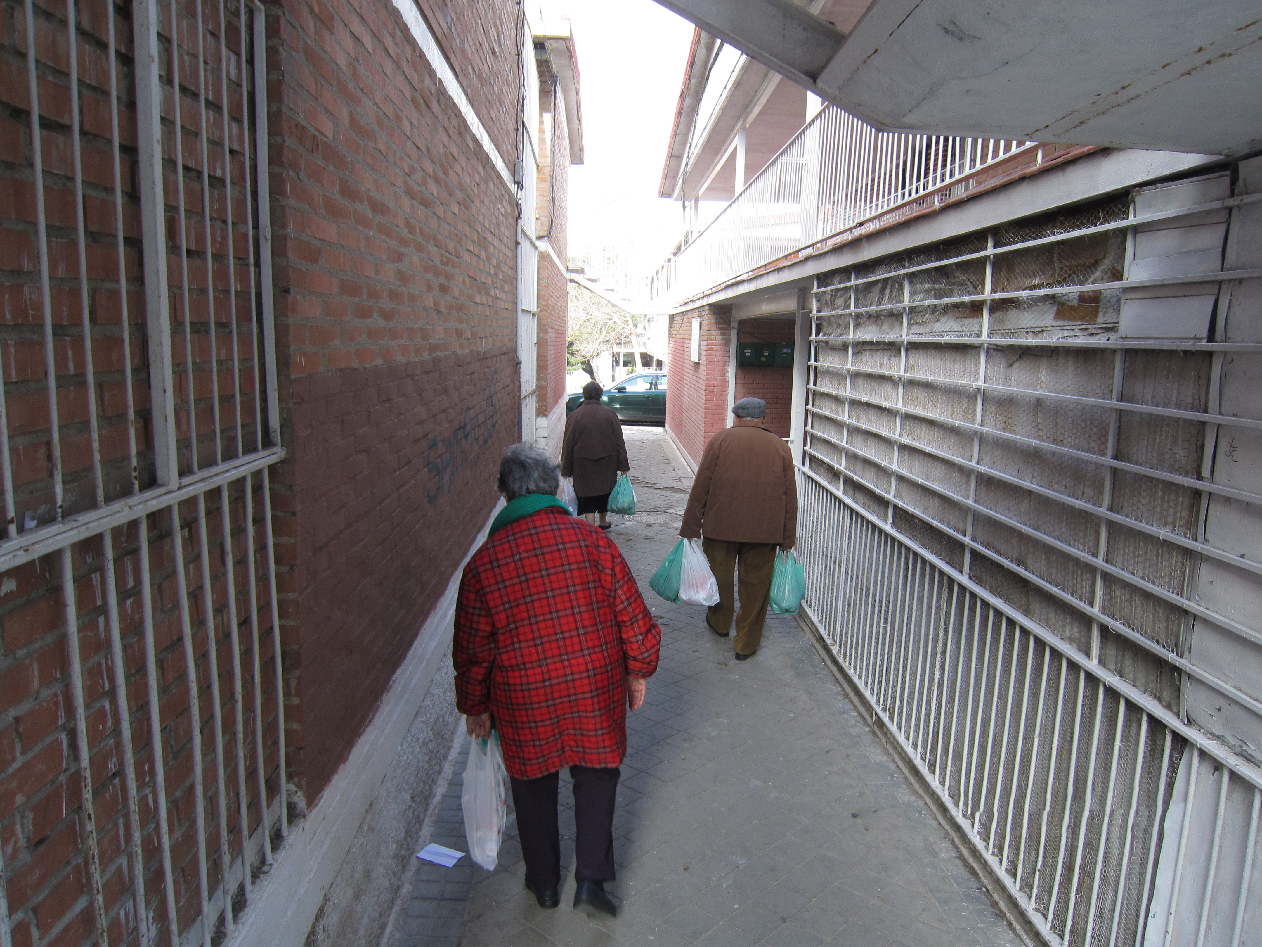Gregorio, Enriqueta y su hermana Isabel vuelven de la compra en el mercado