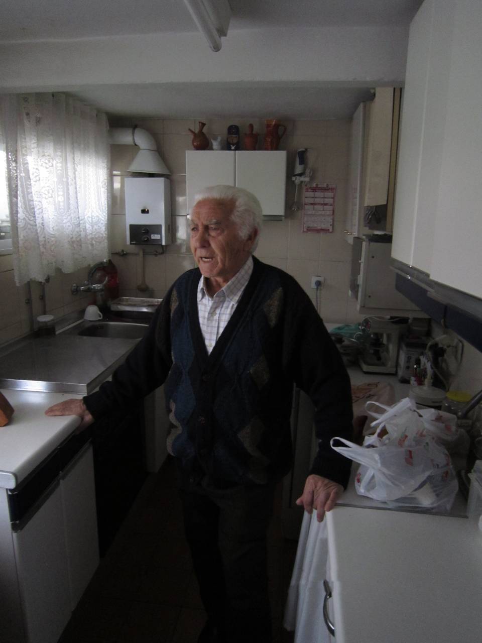 Gregorio junto a su obra, la cocina