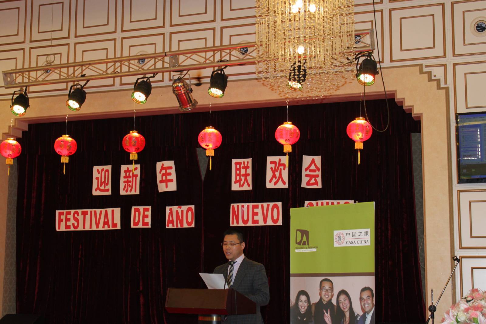 El capellán Juan Alfonso Fu en su discurso durante el festival El capellán Juan Alfonso Fu en su discurso durante el festival