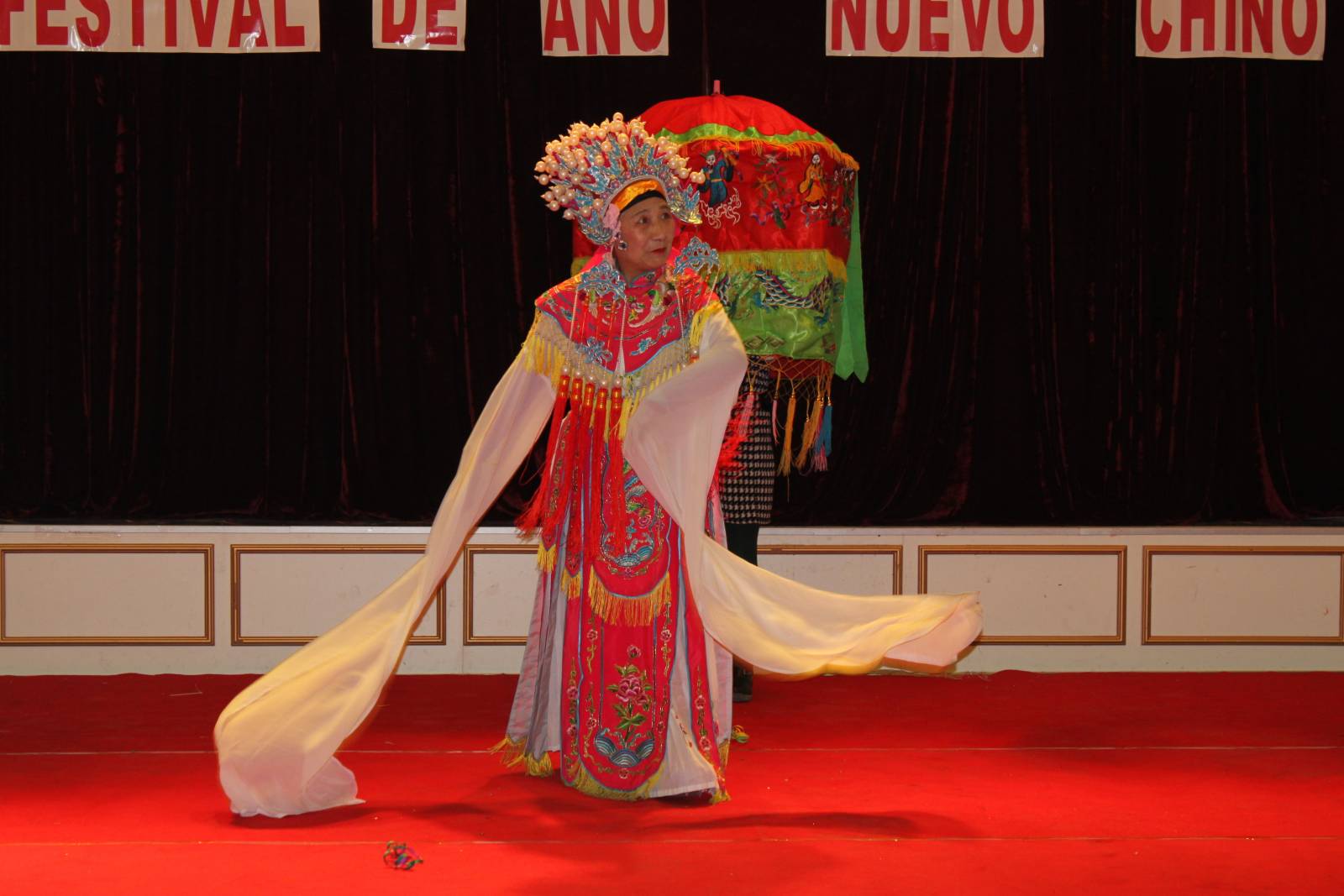 Una mujer asiática realiza un baile tradicional durante la fiesta Una mujer asiática realiza un baile tradicional durante la fiesta