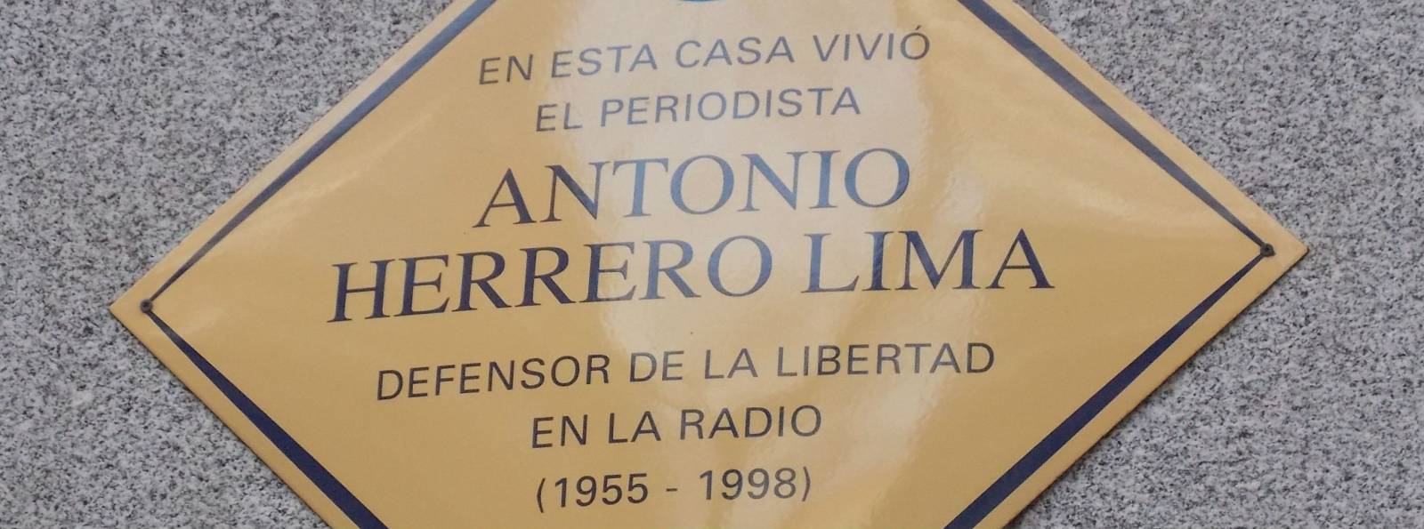 Placas 002 Placa conmemorativa del periodista Antonio Herrero Lima. Fotos: F.D-I.