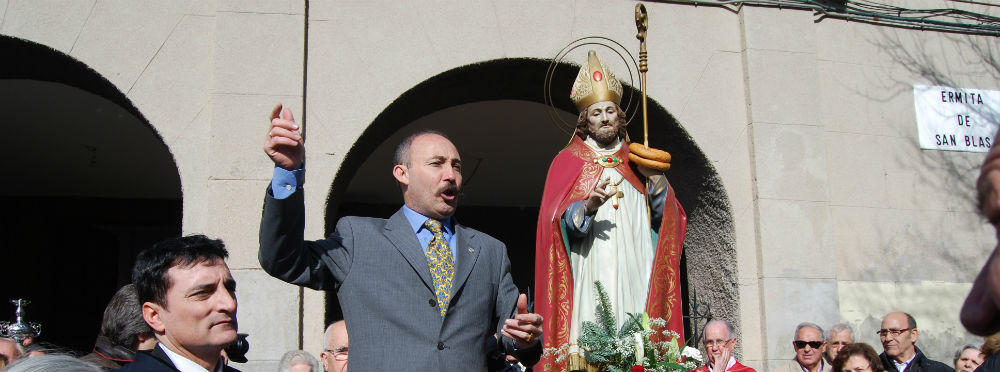 Alfredo anima la subasta del puesto de las andas de San Blas Alfredo anima la subasta del puesto de las andas de San Blas