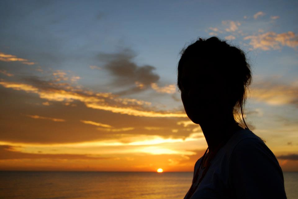Sarah Balet cotempla el atardecer dorado de Kenia Sarah Balet cotempla el atardecer dorado de Kenia