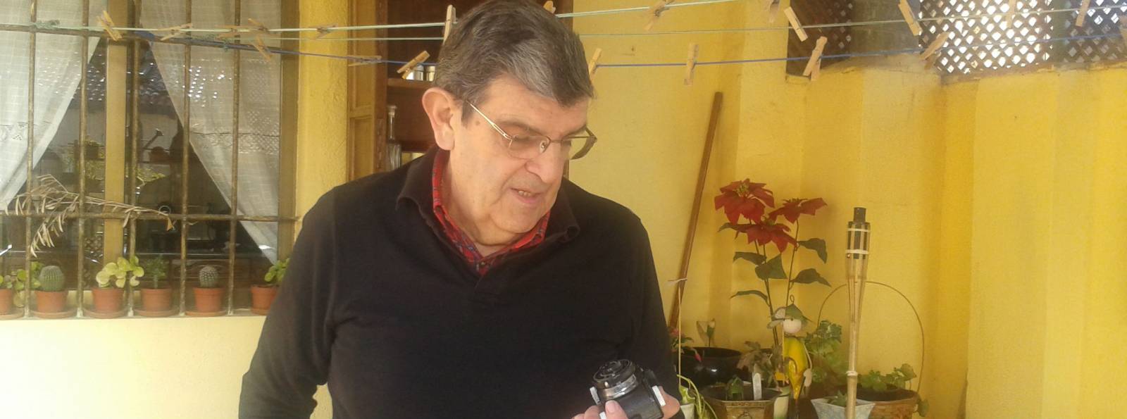 baldo mira su camara Baldomero Perdigón mira la que fue su primera cámara fotográfica. Fotos: Belén García