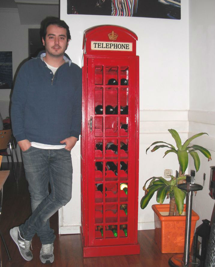 Aaron en su local Aaron mostrando su negocio