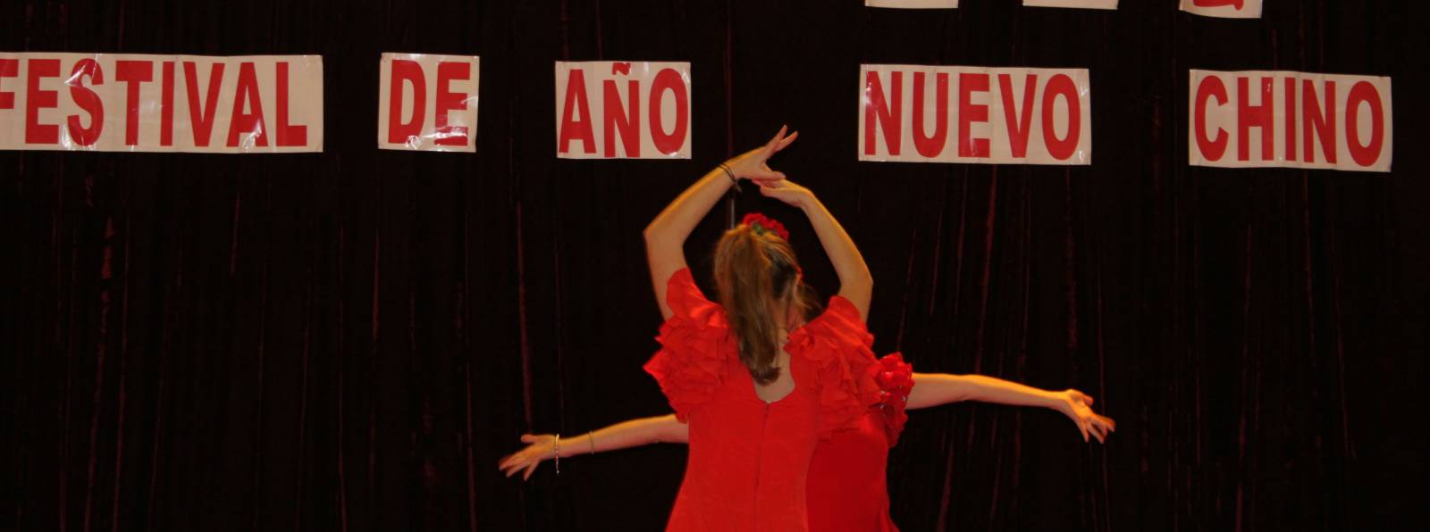Dos sevillanas bailando flamenco durante el Año Nuevo chino 2013. Todas las fotos de I.M.Búa Dos sevillanas bailando flamenco durante el fin de año chino 2013