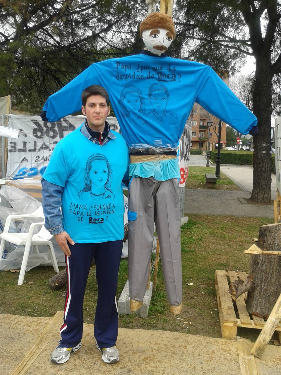 Iluminado Toro posa vestido con su camiseta reivindicativa a la salida del campamento La Esperanza Iluminado Toro posa vestido con su camiseta reivindicativa a la salida del campamento La Esperanza