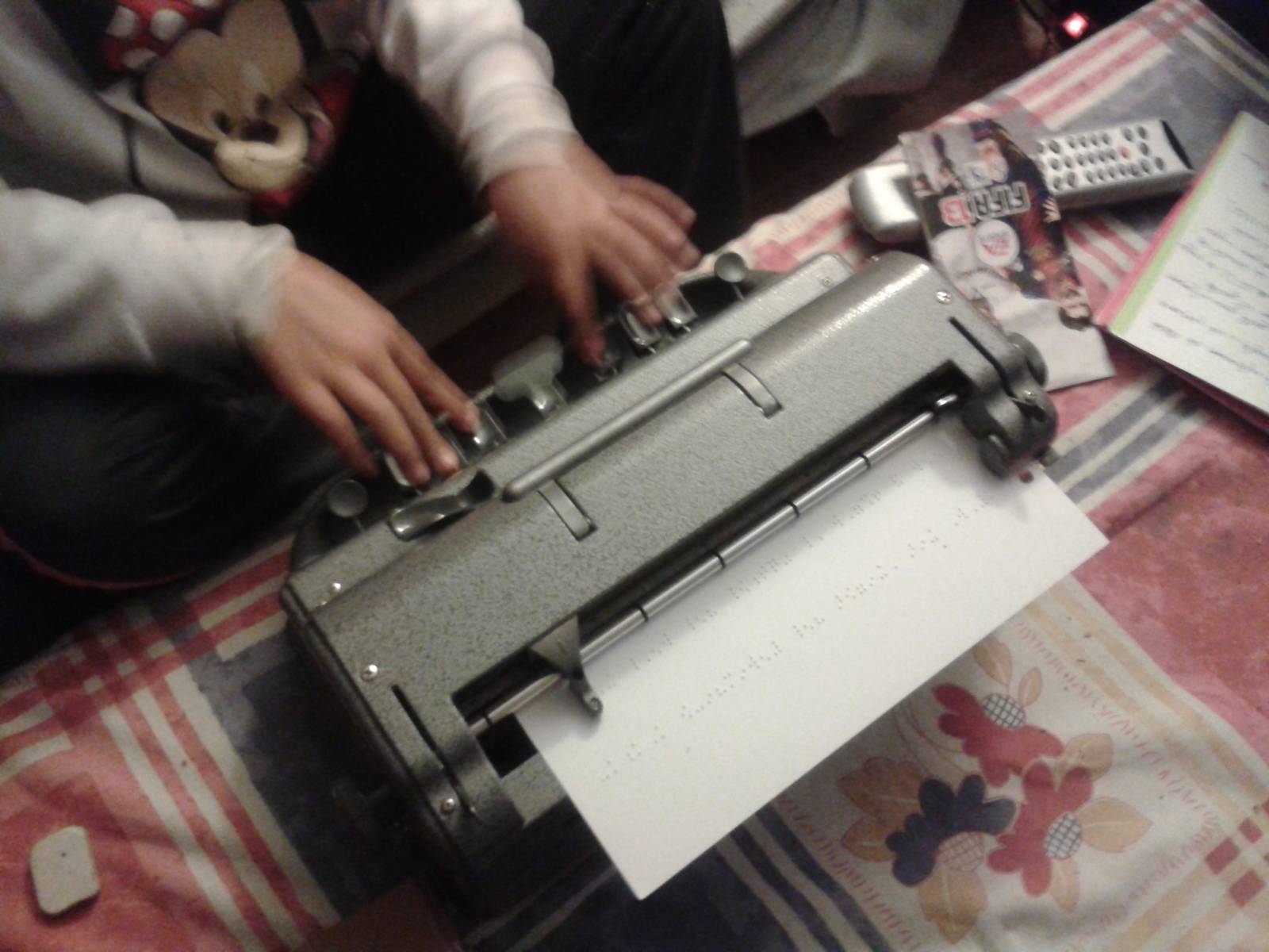 Lucía escribe «Para mis amigos de ABC» en su máquina  Lucía escribe «Para mis amigos de ABC» en su máquina