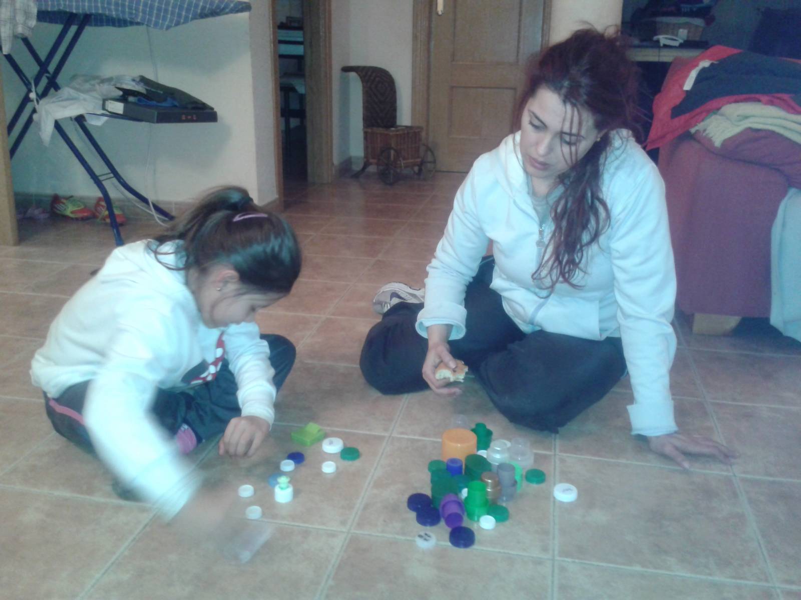Lucía y su madre, Raquel, escriben en Braille el nombre de la pequeña Lucía y su madre, Raquel, escriben en Braille el nombre de la pequeña