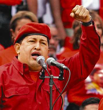 Hugo Chávez se dirige a los venezolanos con el puño en alto Hugo Chávez se dirige a los venezolanos con el puño en alto