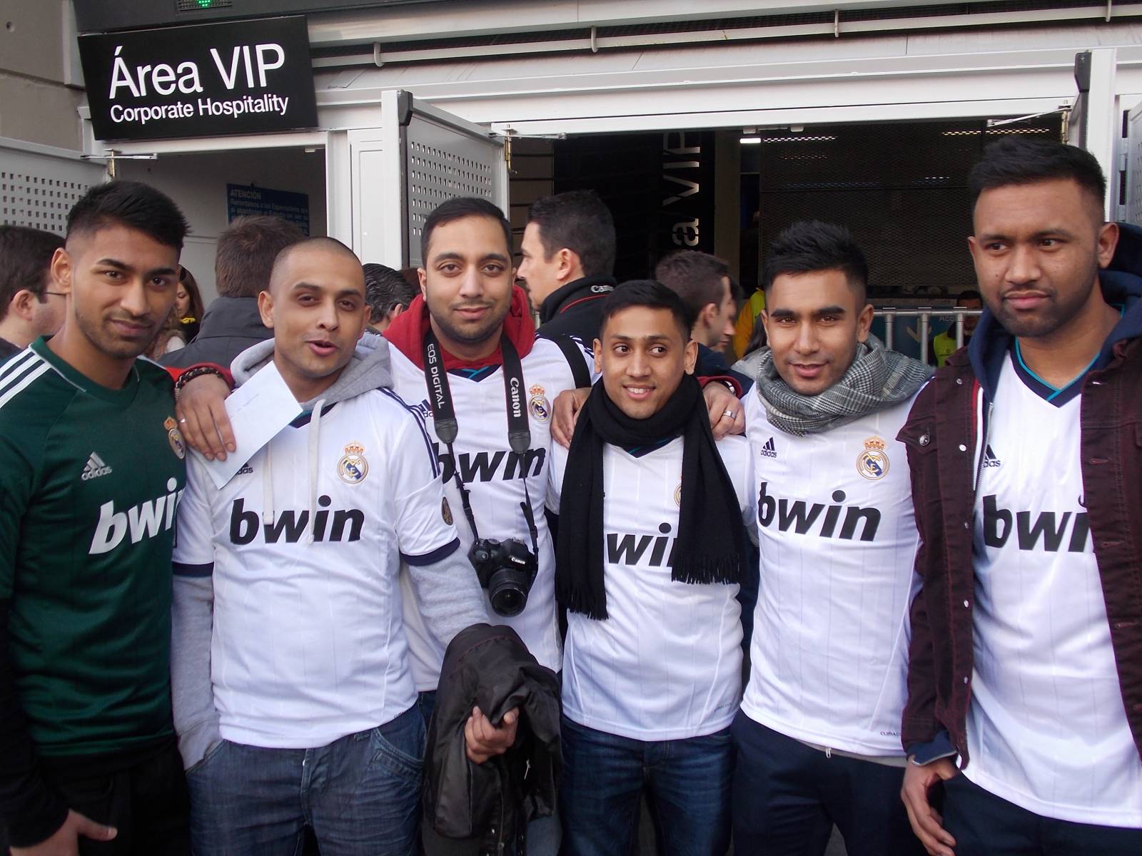DSCN0721 Seis aficionados ingleses-bangladeshíes posan antes de entrar al estadio
