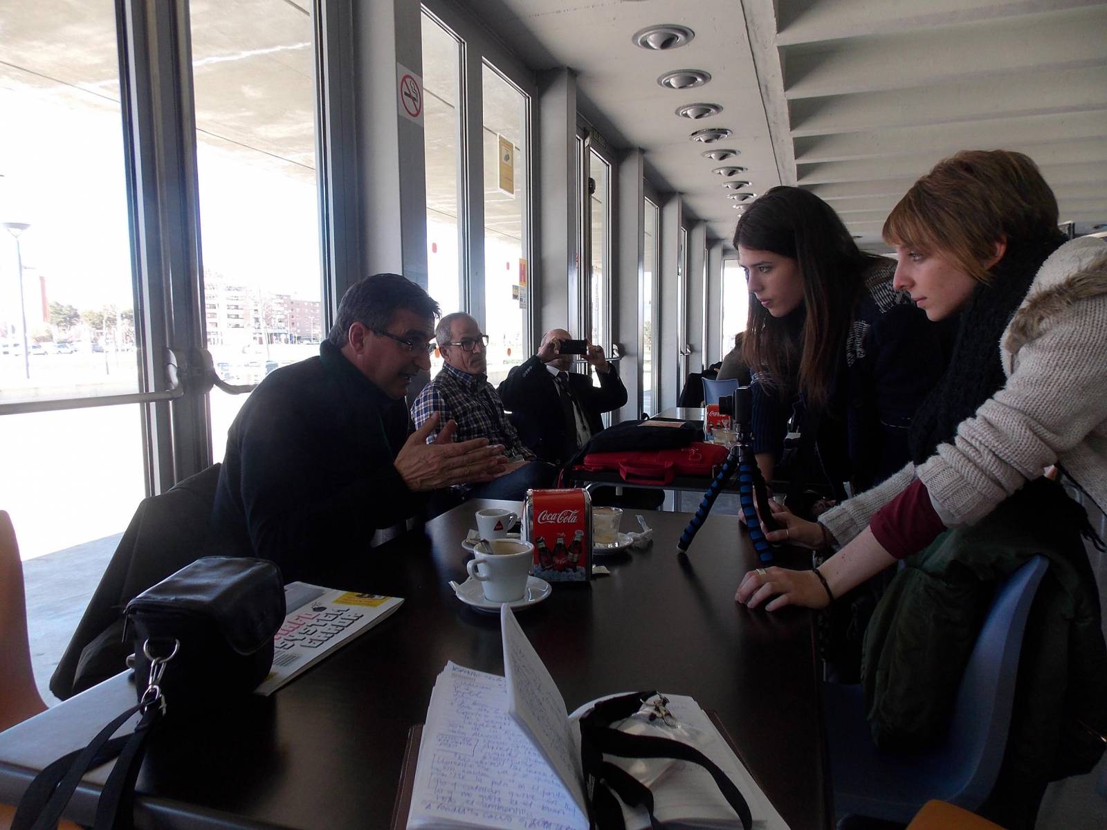 DSCN0828 Bru Rovira atiende a dos jóvenes estudiantes de periodismo