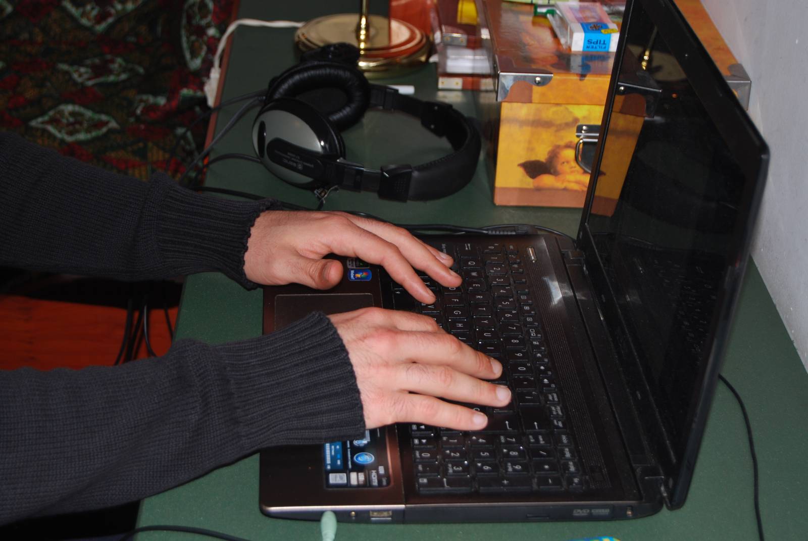 Guillermo escribe sobre el teclado de su ordenador Guillermo escribe sobre el teclado de su ordenador