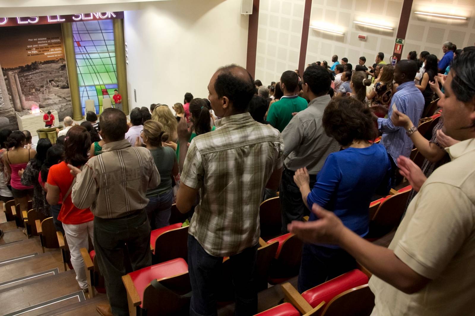 fieles rezando en una de las reuniones. Foto facilitada por Walber Barboza