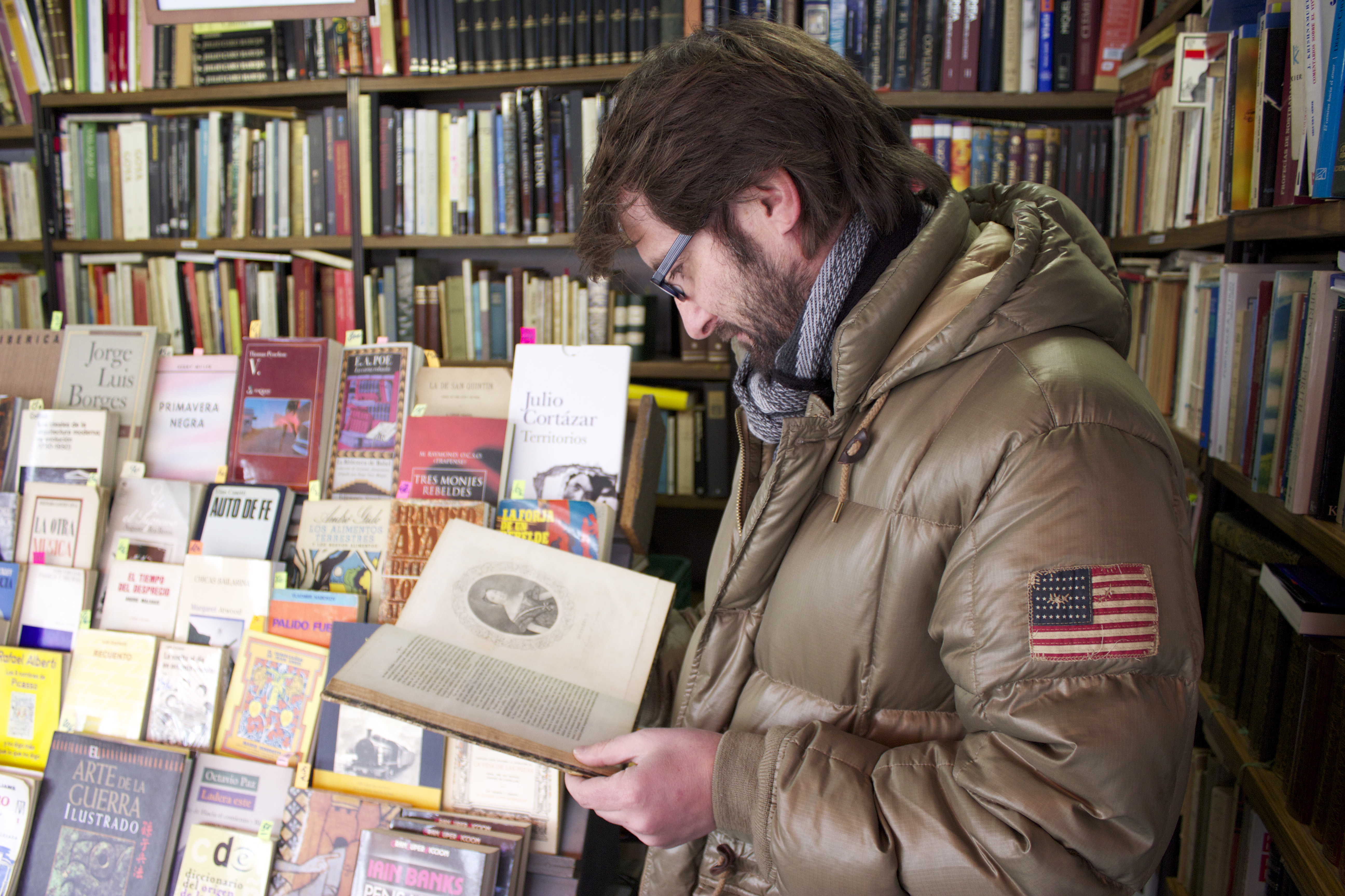 Carlos ojea un libro de 350 euros y más de 150 años de antiguedad Carlos ojea un libro de 350 euros y más de 150 años de antiguedad