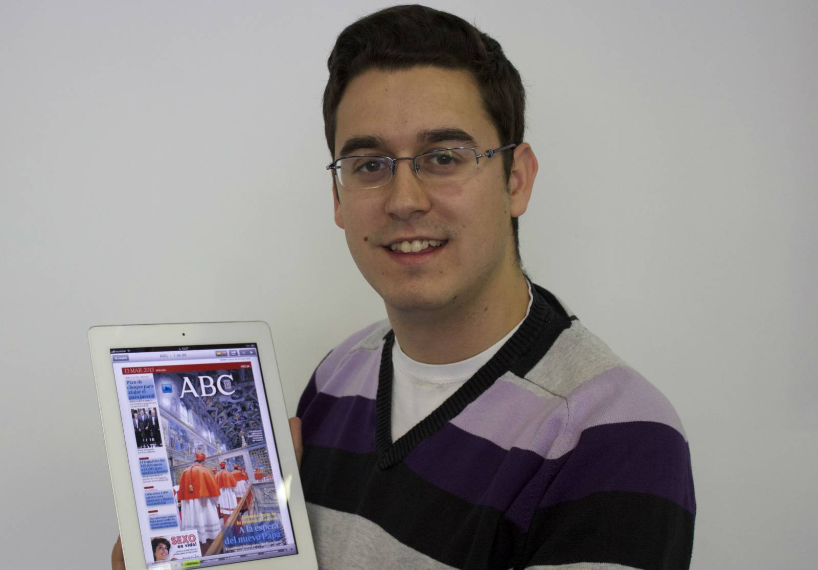 Juan Antonio Pérez, redactor de Madrilánea, con la aplicación de Kiosko y Más que permite leer el ABC en tu tableta. Foto: V.R.A Juan Antonio Pérez, redactor de Madrilánea, con la aplicación de Kiosko y Más que permite leer el ABC en tu tableta. Foto: V.R.A