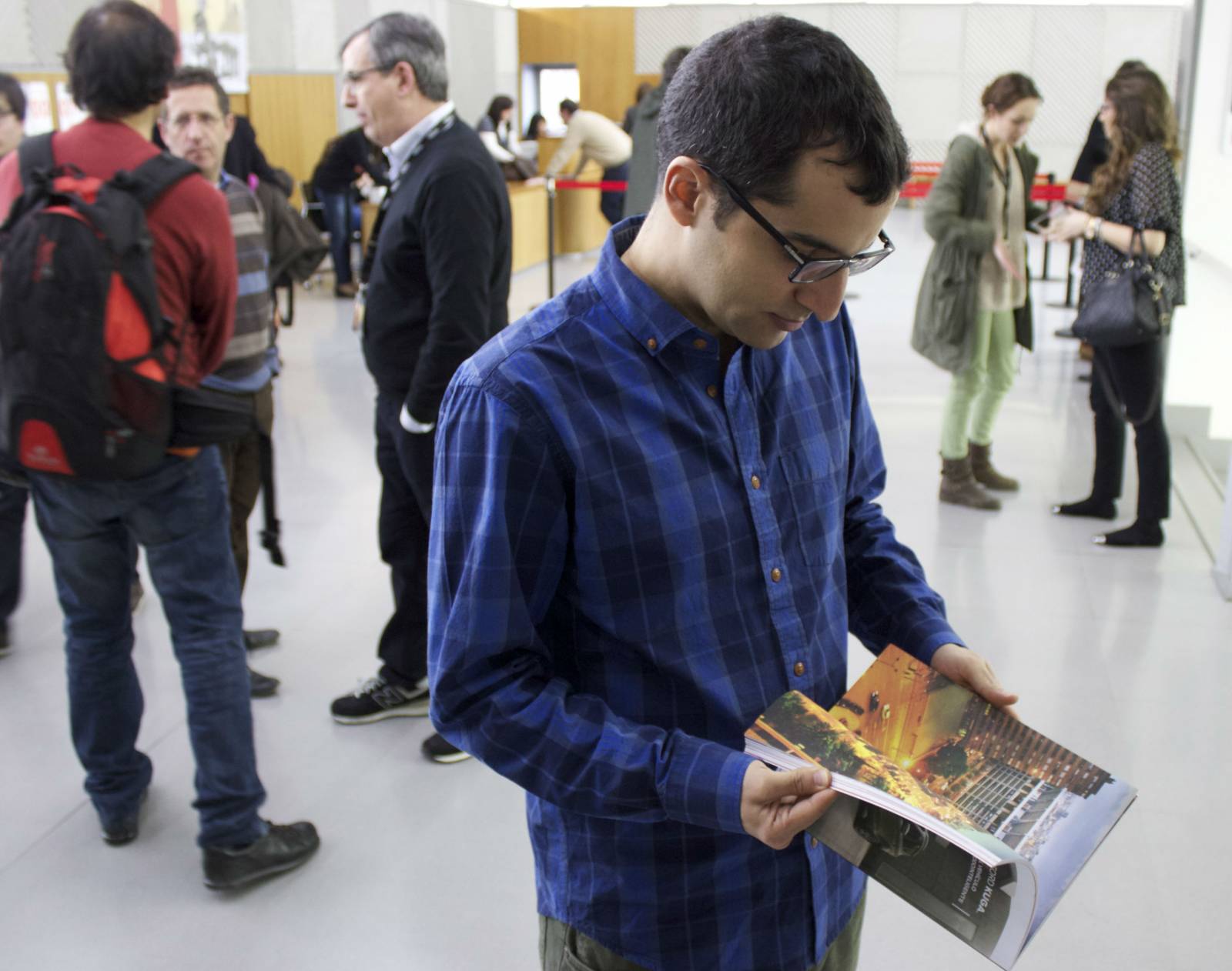 Óscar hojea un ejemplar de la revista Líbero después de participar en la mesa de periodismo emprendedor. Foto: V.R.A Óscar hojea un ejemplar de la revista Líbero después de participar en la mesa de periodismo emprendedor. Foto: V.R.A
