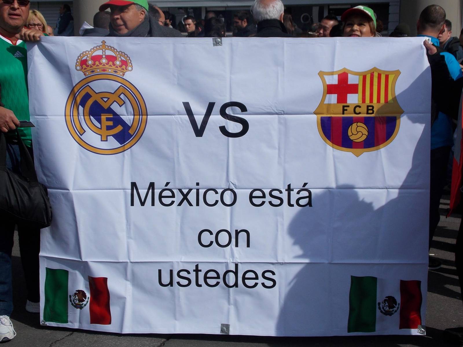 MADRIDISTAS 012 Pancarta desplegada por un grupo de aficionados mexicanos.