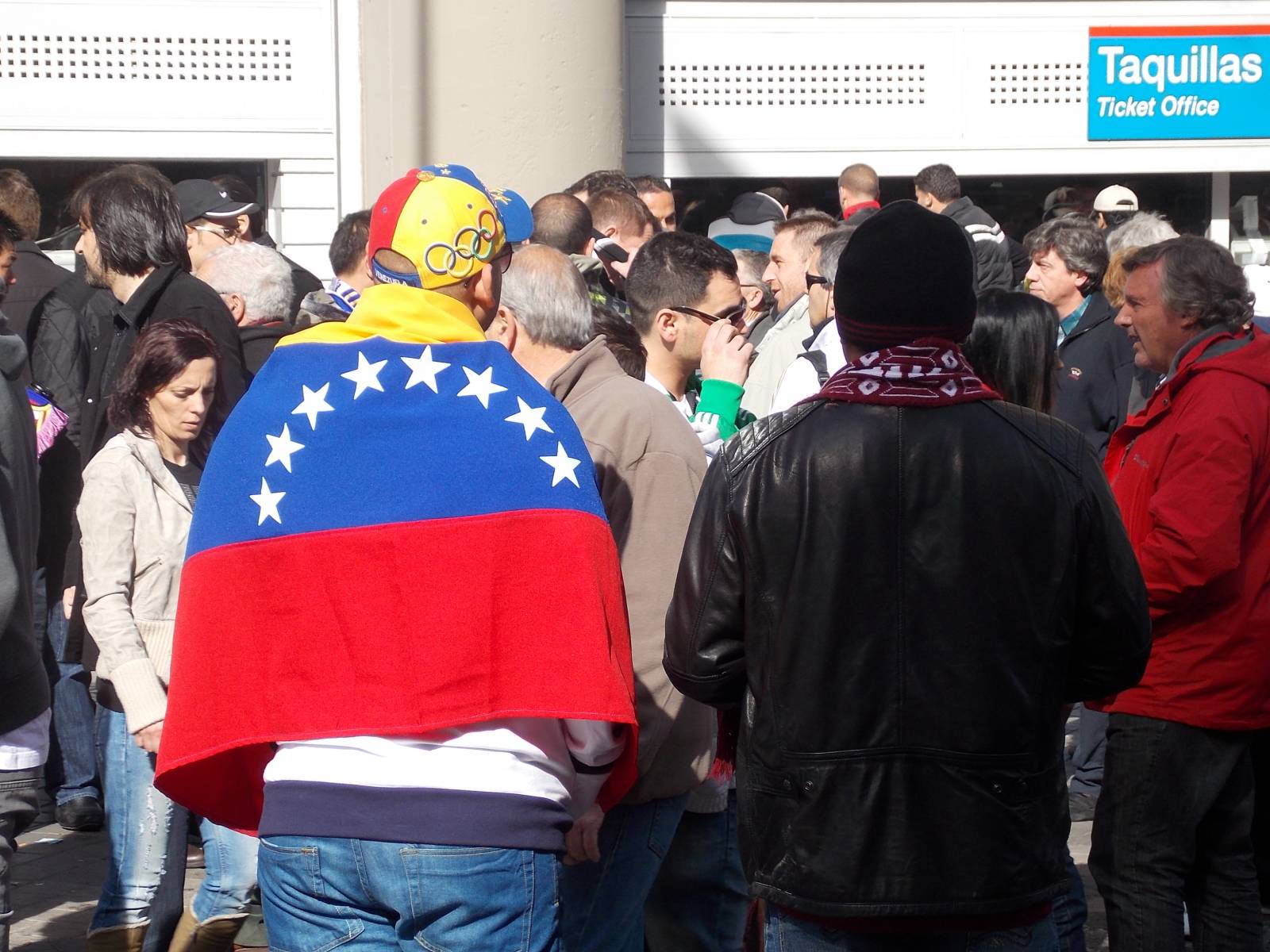 MADRIDISTAS 027 Dos madridistas venezolanos, uno envuelto en la bandera patria