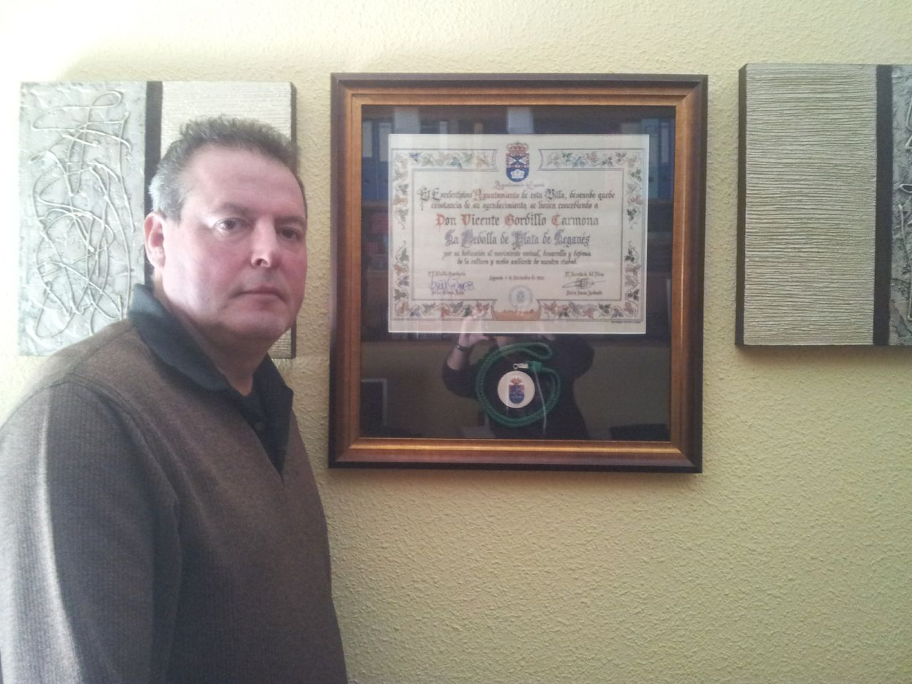 Vicente Gordillo posa con la medalla de plata de Leganés, que el Ayuntamiento le concedió el pasado diciembre Vicente Gordillo posa con la medalla de plata de Leganés, que el Ayuntamiento le concedió el pasado diciembre