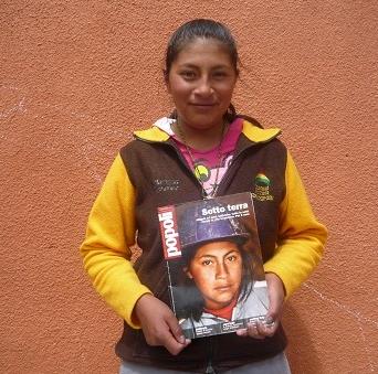 Ander vuelve a Bolivia y le regala a Abigaíl el ejemplar de la revista italiana Popolo, donde publicó el reportaje Mineritos. Foto: Ander Izagirre Ander vuelve a Bolivia y le regala a Abigaíl el ejemplar de la revista italiana Popolo, donde publicó el reportaje Mineritos. Foto: Ander Izagirre