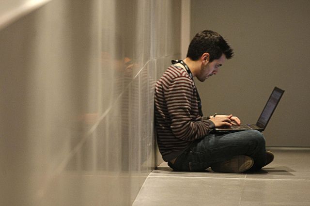Abraham Coco escribe durante un descanso. Foto: Congreso de Periodismo Digital Abraham Coco escribe durante un descanso. Foto: Congreso de Periodismo Digital