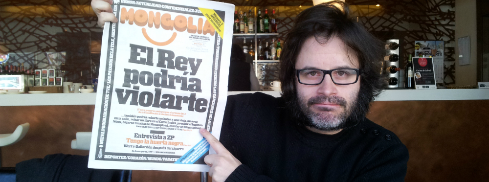 Eduardo Galán posa con una de las polémicas portadas de Mongolia Eduardo Galán posa con una de las polémicas portadas de Mongolia