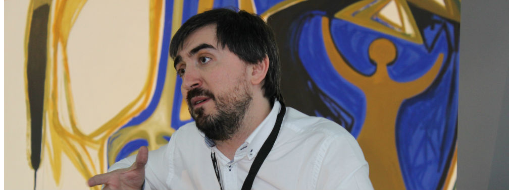 Escolar en la entrevista Escolar respondiendo