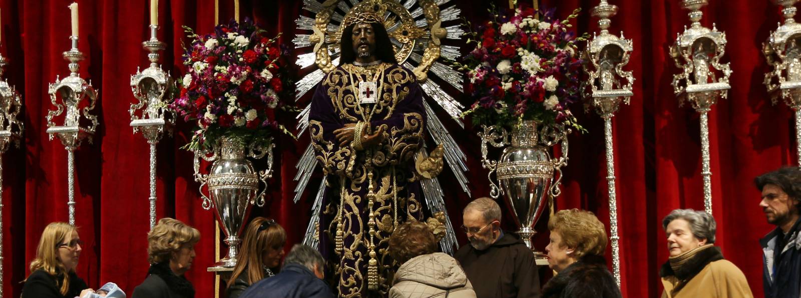 Fieles tocan los pies del Cristo de Medinaceli. Foto Ernesto Agudo
